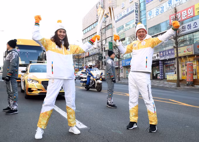 Có bà xã cổ vũ, Bình Minh vui vẻ diễu hành trên phố cùng siêu mẫu Thanh Hằng giữa thời tiết lạnh giá của mùa đông.