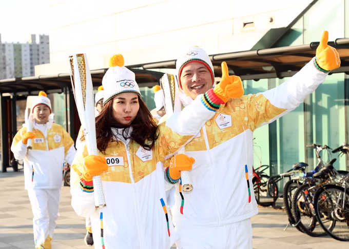 Hai nghệ sĩ Việt Nam rất hào hứng và tự hào khi được tham gia hoạt động thể thao lớn của Hàn Quốc.