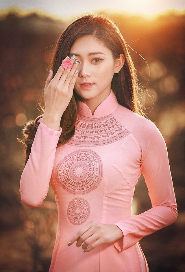 Dạo vườn đào Tết cùng thiếu nữ Hà thành ảnh 3 Huyền Trang cao 1,65m và có số đo 3 vòng lần lượt là 85 - 63 - 88.