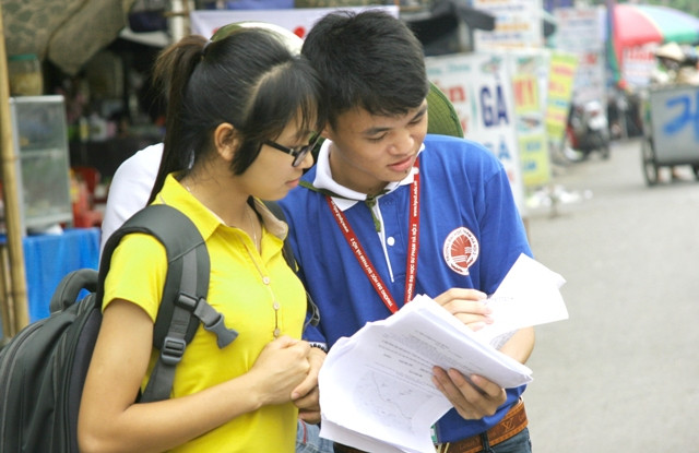 Hoàng Văn Mừng (Áo xanh) đang chỉ dẫn hỗ trợ thông tin cho thí sinh.