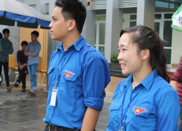 Tiếp sức dưới mưa, màu áo đậm tinh thần tình nguyện