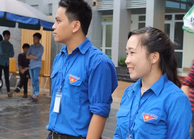 Tiếp sức dưới mưa, màu áo đậm tinh thần tình nguyện