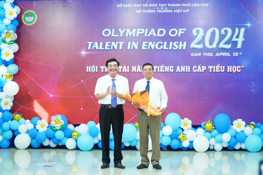 Giám đốc Sở GD&ĐT TP Cần Thơ trao hoa cám ơn ông Nguyễn Thái Bảo, Phó Chủ tịch UBND quận Cái Răng (TP Cần Thơ). Giám đốc Sở GD&ĐT TP Cần Thơ trao hoa cám ơn ông Nguyễn Thái Bảo, Phó Chủ tịch UBND quận Cái Răng (TP Cần Thơ).