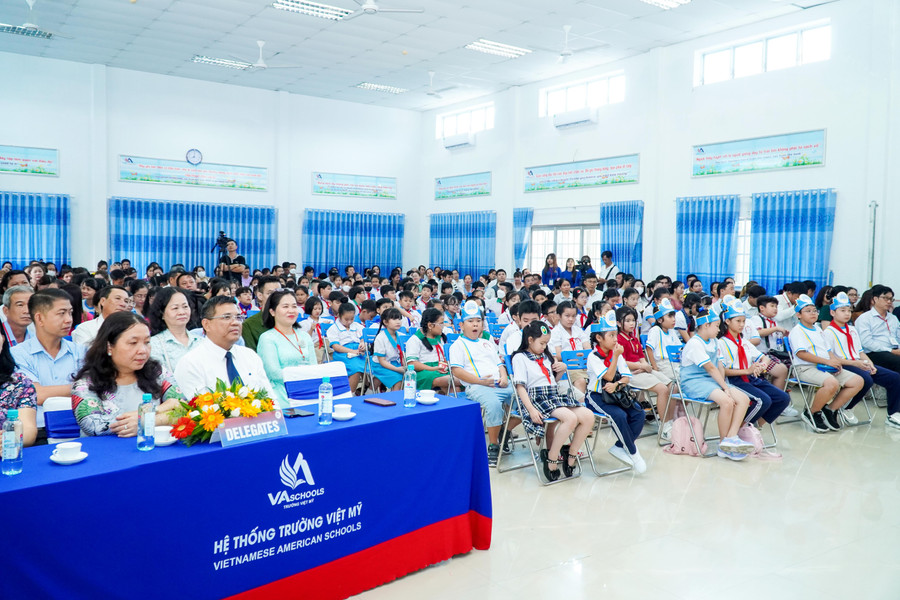 Hội thi có sự tham gia của 90 HS tài năng tiếng Anh cấp Tiểu học TP Cần Thơ. Hội thi có sự tham gia của 90 HS tài năng tiếng Anh cấp Tiểu học TP Cần Thơ.