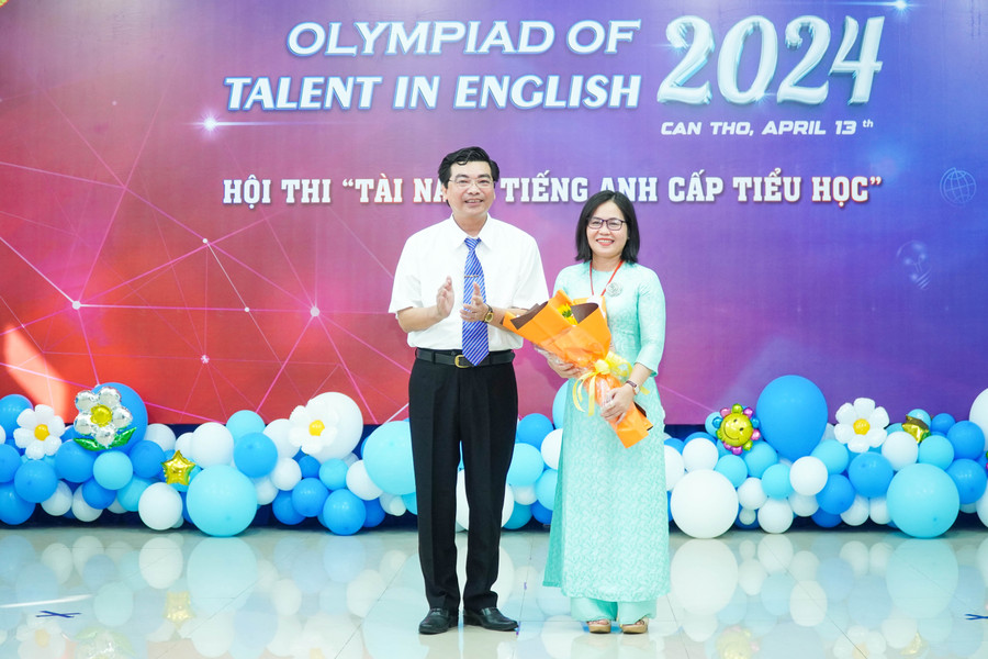 Giám đốc Sở GD&ĐT TP Cần Thơ trao hoa cám ơn lãnh đạo Trường Phổ Thông Việt Mỹ đã hỗ trợ Hội thi. Giám đốc Sở GD&ĐT TP Cần Thơ trao hoa cám ơn lãnh đạo Trường Phổ Thông Việt Mỹ đã hỗ trợ Hội thi.