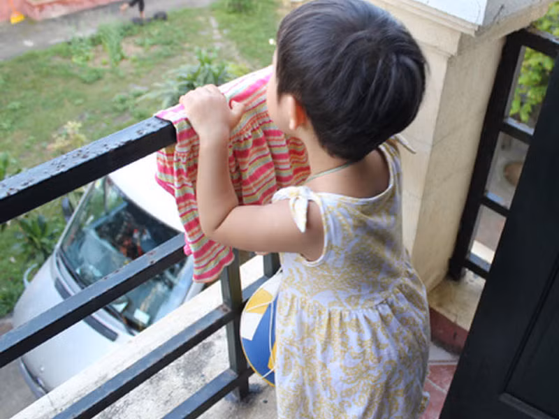 Độ cao của lan can ban công không phù hợp sẽ nguy hiểm vô cùng, đặc biệt là đối với trẻ em. (Ảnh minh hoạ)