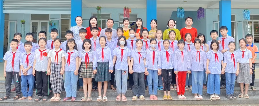 Những gương mặt giáo viên và học sinh giỏi tiêu biểu của Trường Tiểu học Hoằng Thanh. (Ảnh: BM).