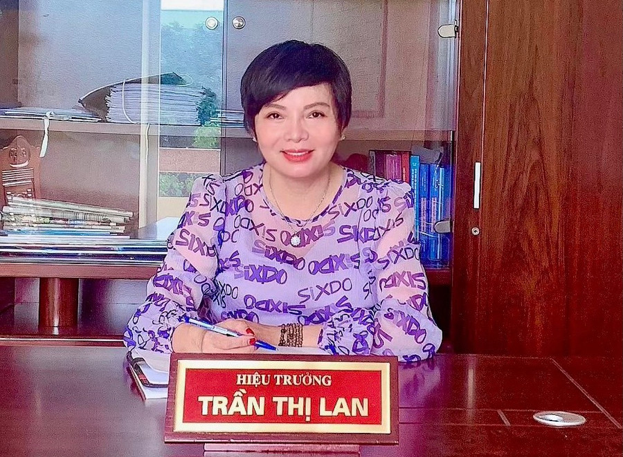 Cô giáo Trần Thị Lan, Hiệu trưởng Trường Tiểu học Hoằng Thanh. (Ảnh: BM). Cô giáo Trần Thị Lan, Hiệu trưởng Trường Tiểu học Hoằng Thanh. (Ảnh: BM).