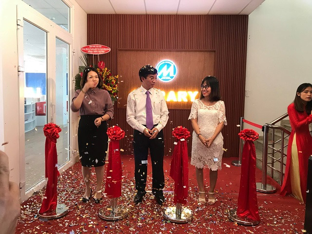 TS Hoàng Đức Long- Hiệu trưởng UFM cùng đại diện hai đơn vị tài trợ cắt băng khánh thành thư viện đa năng TS Hoàng Đức Long- Hiệu trưởng UFM cùng đại diện hai đơn vị tài trợ cắt băng khánh thành thư viện đa năng