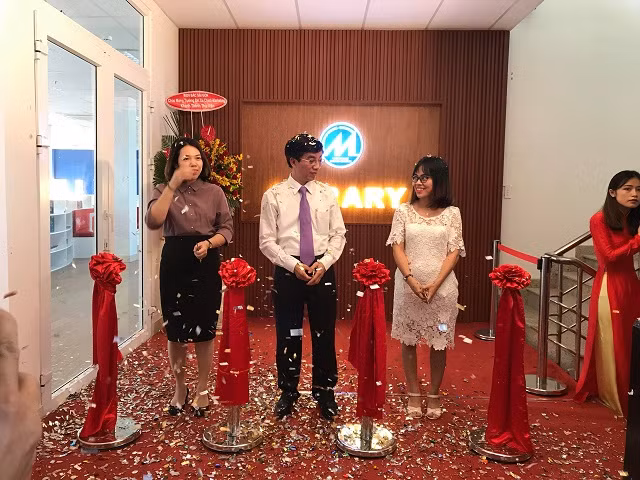 TS Hoàng Đức Long- Hiệu trưởng UFM cùng đại diện hai đơn vị tài trợ cắt băng khánh thành thư viện đa năng