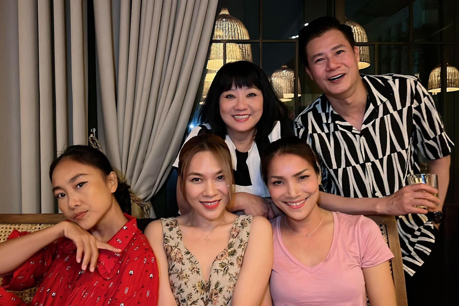Hồng Ngọc dành thời gian để gặp gỡ bạn bè và chụp ảnh cùng họ trong một buổi tiệc nhỏ (ảnh FBNV). Hồng Ngọc dành thời gian để gặp gỡ bạn bè và chụp ảnh cùng họ trong một buổi tiệc nhỏ (ảnh FBNV).