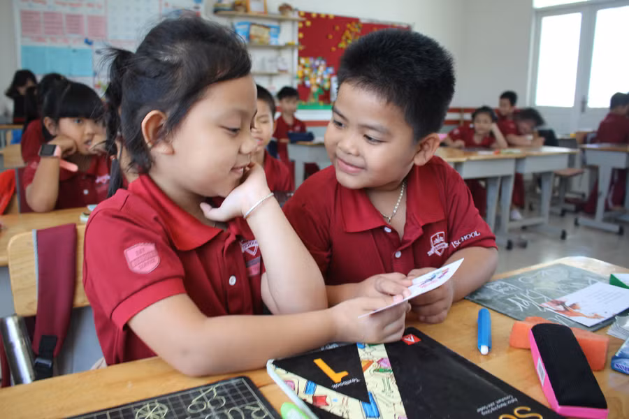 Các em học sinh trường iSchool trao đổi về chủ đề trên Flashcard