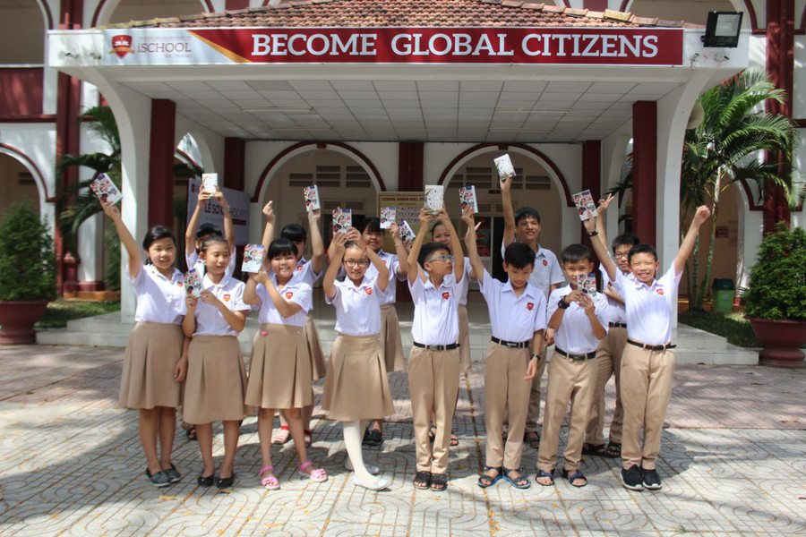 Các em học sinh hệ thống Trường liên cấp hội nhập quốc tế iSchool vui mừng nhận bộ flashcard