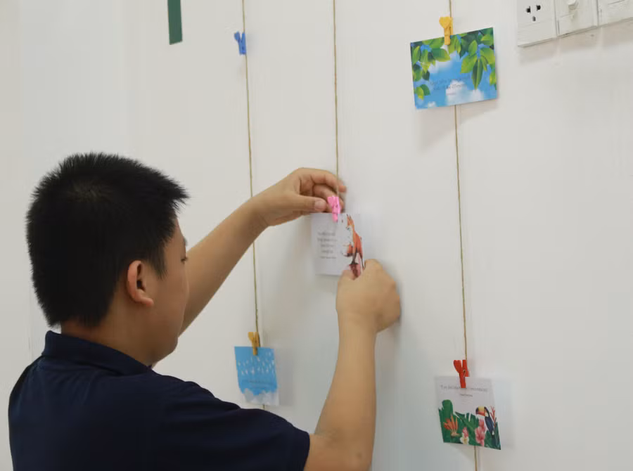 Em Vũ Minh Thông, học sinh lớp 5.1, Trường Quốc tế song ngữ Học viện Anh quốc UK Academy gắn card lên Bức tường Sống đẹp - Học làm người tử tế