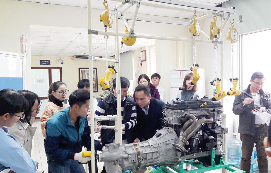 Thực hành trên hệ thống máy của Toyota Thực hành trên hệ thống máy của Toyota