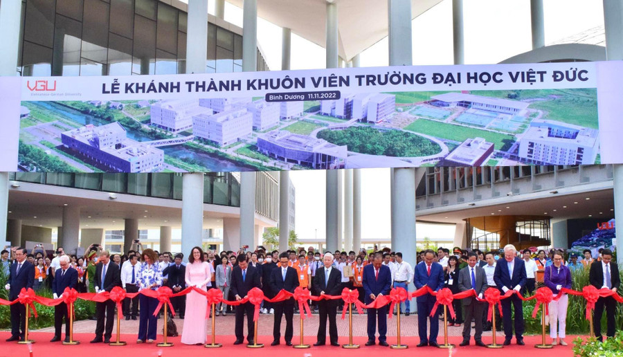 Lãnh đạo Đảng và Nhà nước cắt băng khánh thành đưa vào sử dụng Trường ĐH Việt Đức.
