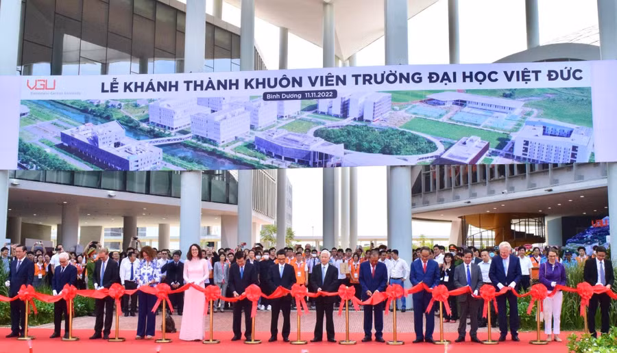 Lãnh đạo Đảng và Nhà nước cắt băng khánh thành đưa vào sử dụng Trường ĐH Việt Đức.