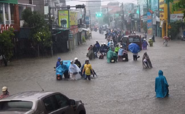 Thời tiết hôm nay (30/10): Trung Bộ và Nam Bộ có mưa dông, Bắc Bộ trời mát