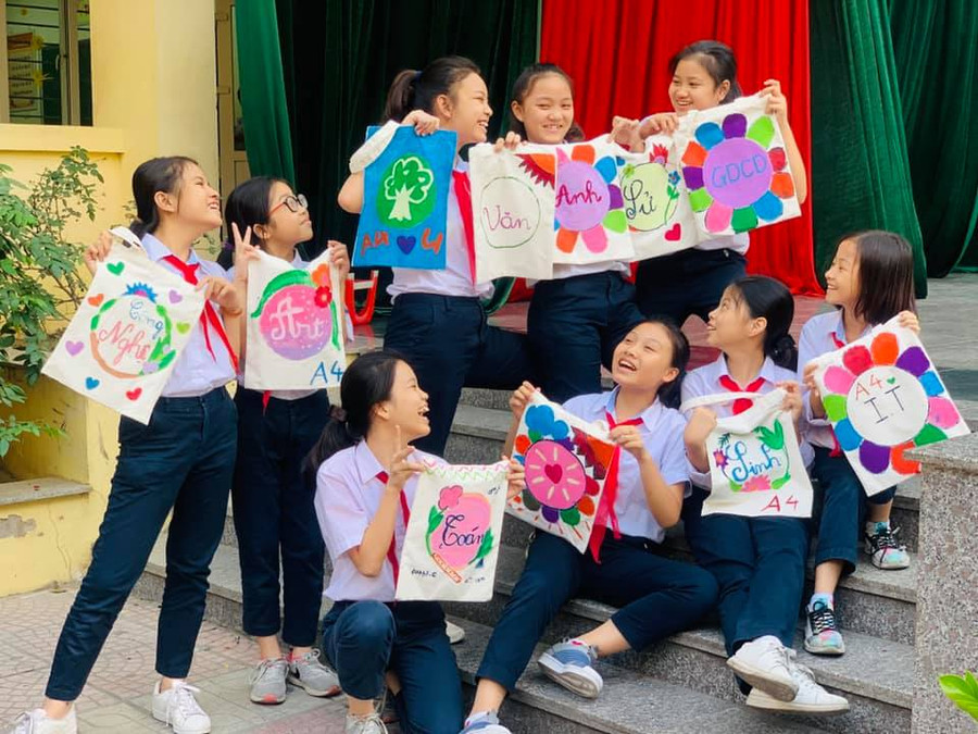 Những món quà giản dị, với sự chân thành luôn là vô giá đối với các thầy cô. Những món quà giản dị, với sự chân thành luôn là vô giá đối với các thầy cô.