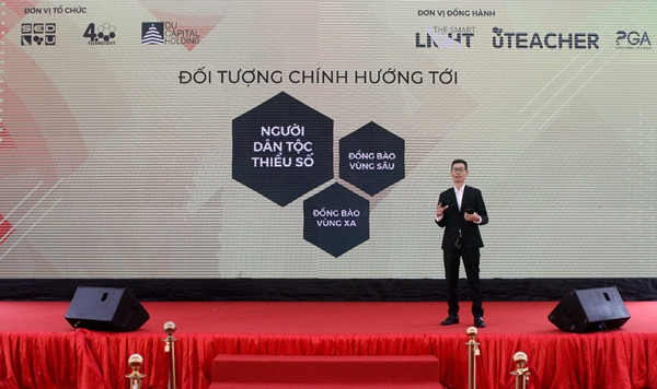 CEO Nguyễn Huy Du giới thiệu về chương trình “Đưa chữ lên non trong kỷ nguyên số 4.0” của MXH (dayhoc.net.vn) tại lễ ra mắt. CEO Nguyễn Huy Du giới thiệu về chương trình “Đưa chữ lên non trong kỷ nguyên số 4.0” của MXH (dayhoc.net.vn) tại lễ ra mắt.