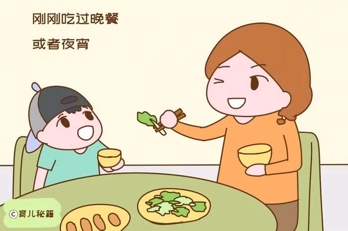 Trẻ ăn quá nhiều trước khi đi ngủ sẽ khó ngủ, trằn trọc khi lên giường vì thức ăn trong cơ thể chưa được tiêu hóa hết.