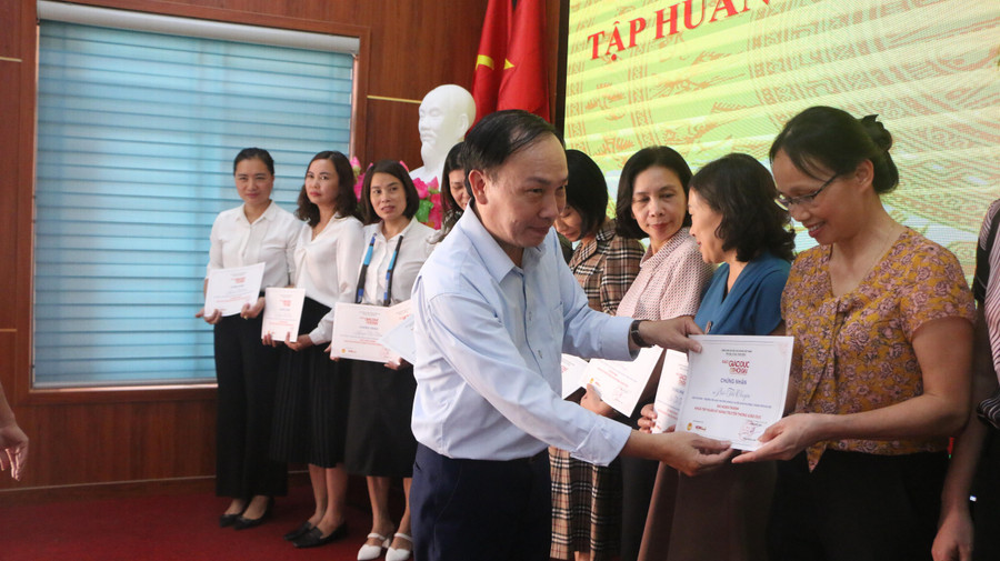 Phó Trưởng Phòng GD&ĐT Đan Phượng Nguyễn Quý Liễu trao chứng nhận cho các học viên.