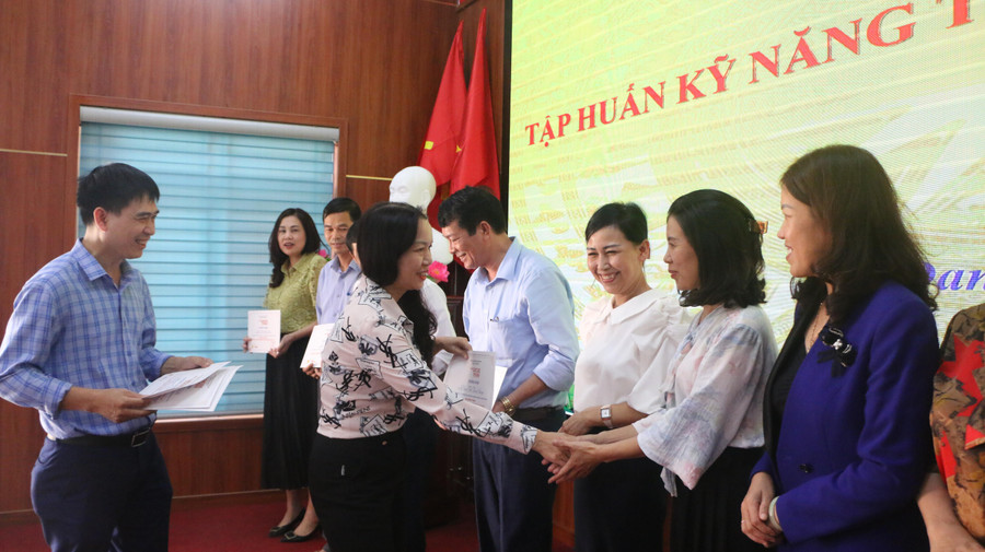 Sau khi hoàn thành khóa học, các học viên được lãnh đạo Phòng GD&ĐT cùng đại diện Báo Giáo dục và Thời đại trao chứng nhận.