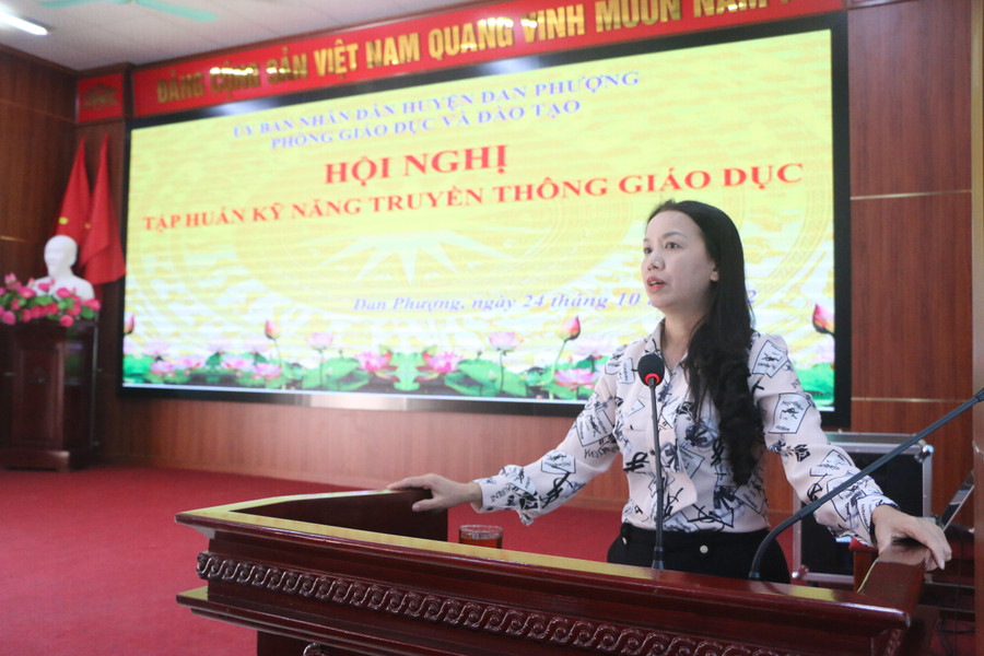 Nhà giáo Bùi Thị Thu Hằng - Huyện ủy viên, Trưởng phòng GD&ĐT Đan Phượng ghi nhận sự tập trung và tinh thần học tập của các học viên tại khóa tập huấn.