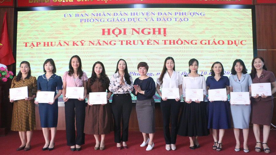 Các cán bộ quản lý bậc mầm non huyện Đan Phượng nhận chứng chỉ hoàn thành khóa học.