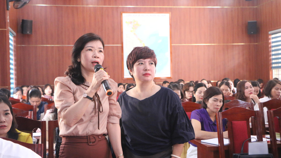 Giảng viên và học viên cùng nhau tìm hiểu về nguyên tắc quan hệ với báo chí.