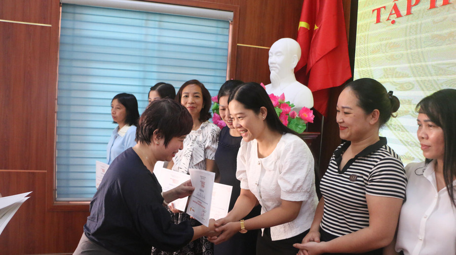 Nhà báo Dương Thanh Hương - Phó Tổng Biên tập Báo Giáo dục và Thời đại chúc mừng các học viên đã hoàn thành khóa tập huấn.