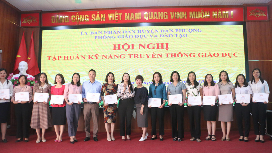 Ban tổ chức hi vọng, các nhà trường sẽ lan tỏa tinh thần và ý nghĩa, nội dung của khóa tập huấn tới các giáo viên của trường để làm tốt công tác truyền thông giáo dục tại đơn vị.