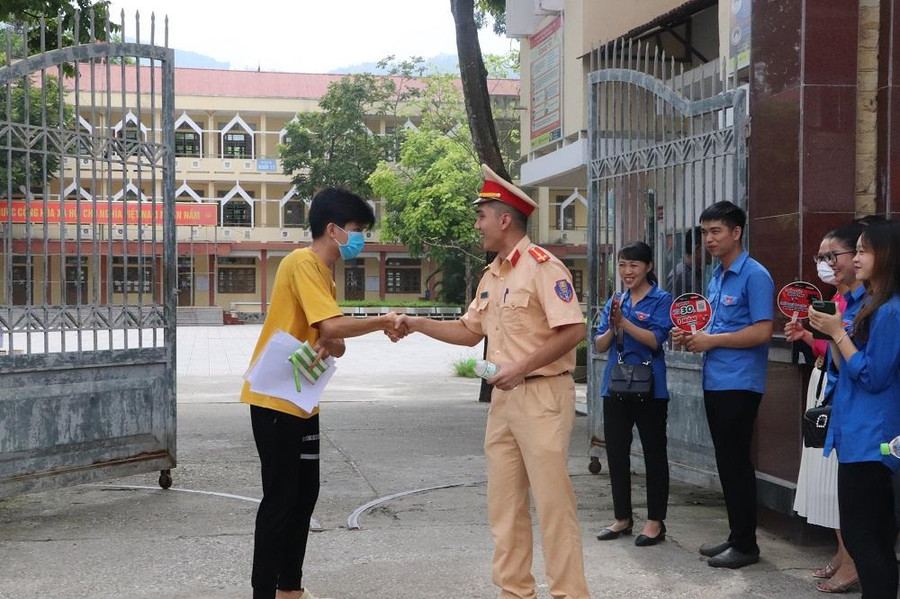 Thí sinh dự thi nhận được sự quan tâm, hỗ trợ nhiệt tình từ các lực lượng chức năng Thí sinh dự thi nhận được sự quan tâm, hỗ trợ nhiệt tình từ các lực lượng chức năng