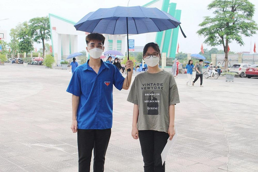 Tình nguyện viên che nắng cho thí sinh vào trường thi Tình nguyện viên che nắng cho thí sinh vào trường thi