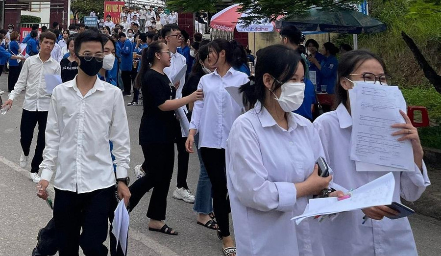 Thí sinh vui mừng khi đã hoàn thành xong môn thi cuối cùng của Kỳ thi tốt nghiệp THPT