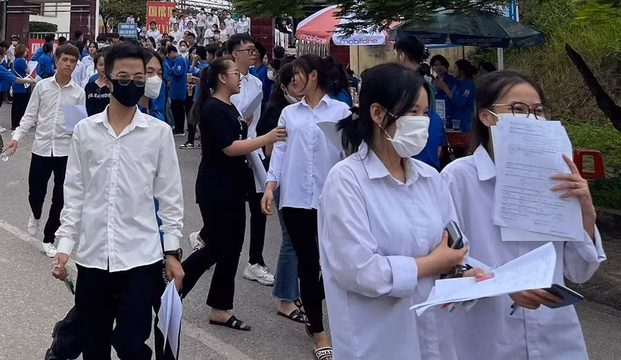 Thí sinh vui mừng khi đã hoàn thành xong môn thi cuối cùng của Kỳ thi tốt nghiệp THPT