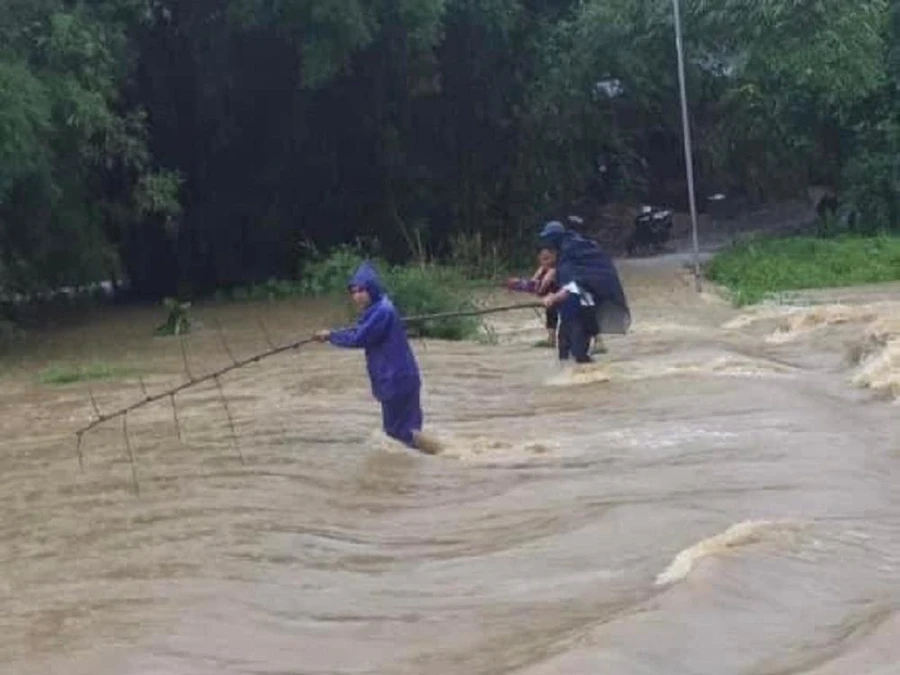 Các thí sinh được đoàn viên, thanh niên cõng qua dòng nước chảy siết để tới điểm thi