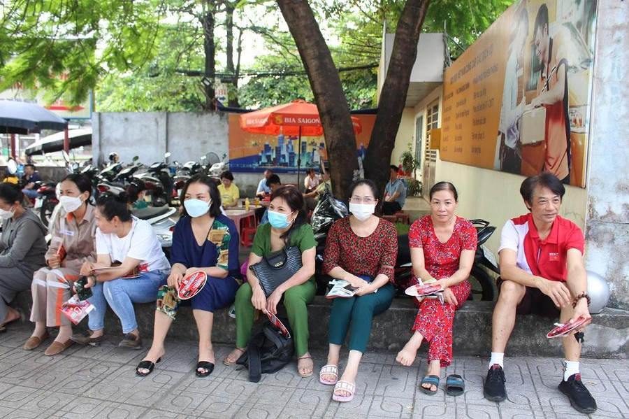 Nhiều phụ huynh cảm thấy hồi hộp trong lúc đợi con làm bài thi.