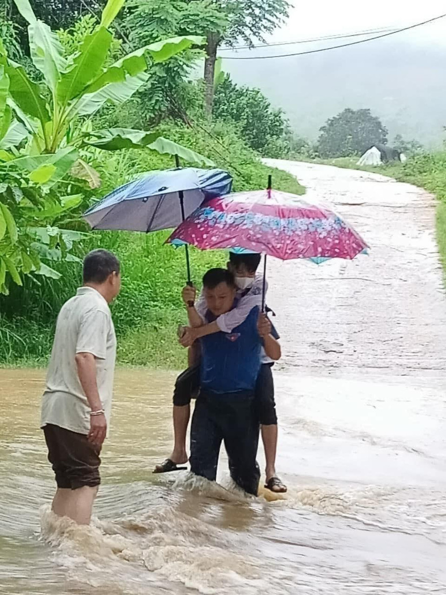 Anh Bàn Văn Hoàng, Bí thư đoàn xã Xuân Vân cõng thí sinh qua dòng nước lũ