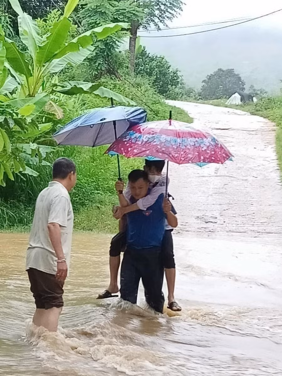 Anh Bàn Văn Hoàng, Bí thư đoàn xã Xuân Vân cõng thí sinh qua dòng nước lũ