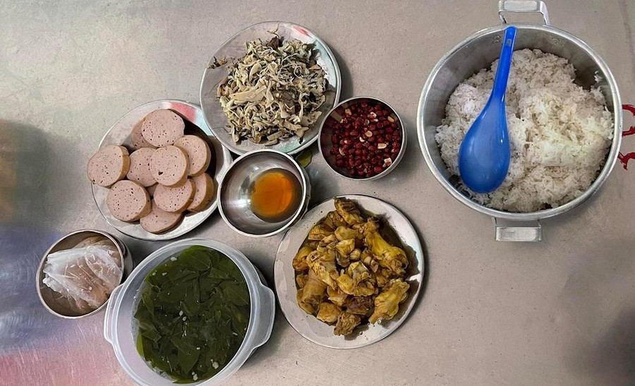 Tại điểm thi Trường THPT Hàm Yên, hơn 200 xuất ăn đầy đủ chất dinh dưỡng cùng nước uống và sữa đã được trao tận tay các bạn thí sinh.