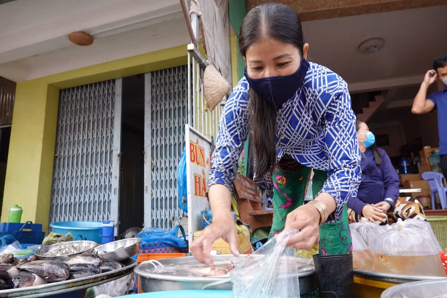 Tiểu thương mua may bán đắt ngày ông Táo.