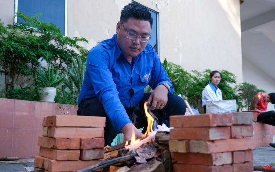 Lực lượng Đoàn thanh niên các quận/huyện cũng tham gia hỗ trợ cùng thầy cô giáo.