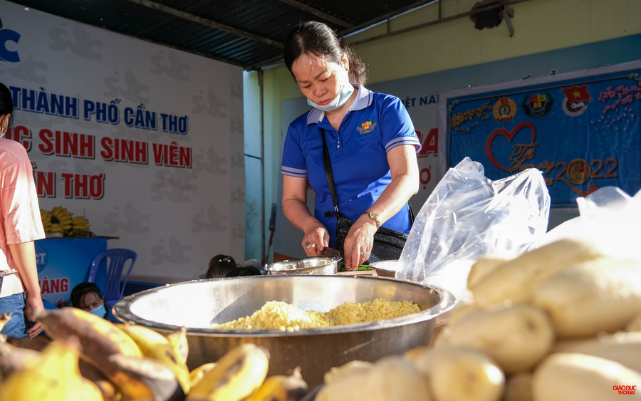 Ngoài việc giỏi chuyên môn trên bục giảng, các cô giáo cũng thể hiện tài năng bếp núc.