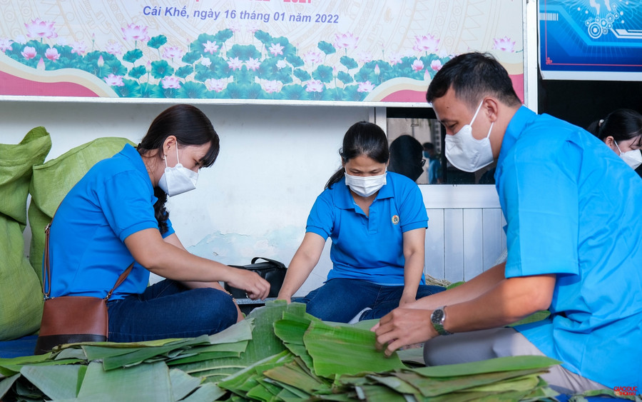 Công đoàn ngành GD&amp;ĐT Cần Thơ đã vận động hơn 100 cán bộ và người lao động của ngành để tham gia gói 1.000 đòn bánh Tét.