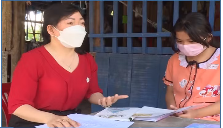 Cô Trần Thị Thu Trang dạy học cho học sinh khó khăn tại nhà. Ảnh: NTCC