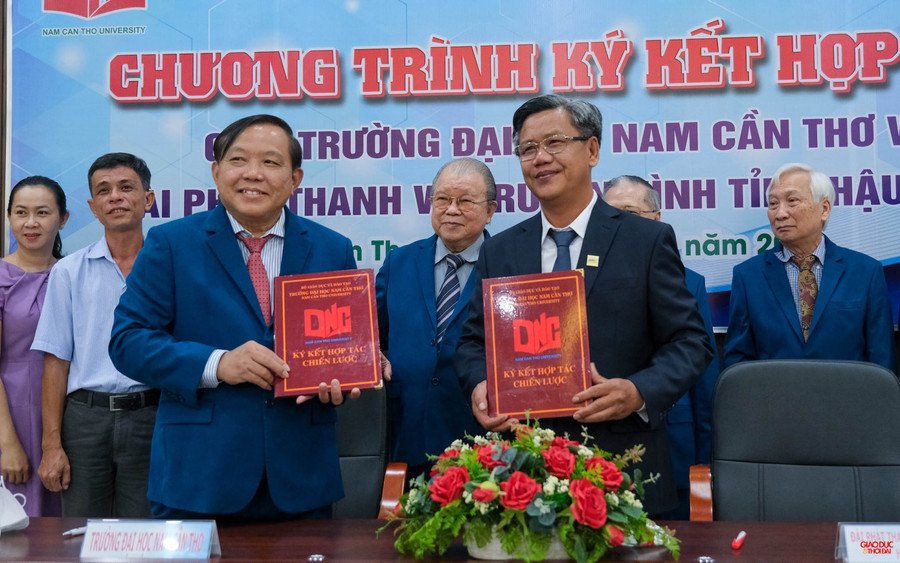 Đại diện Trường Đại học Nam Cần Thơ và Đài PT&TH Hậu Giang ký kết tại buổi lễ.