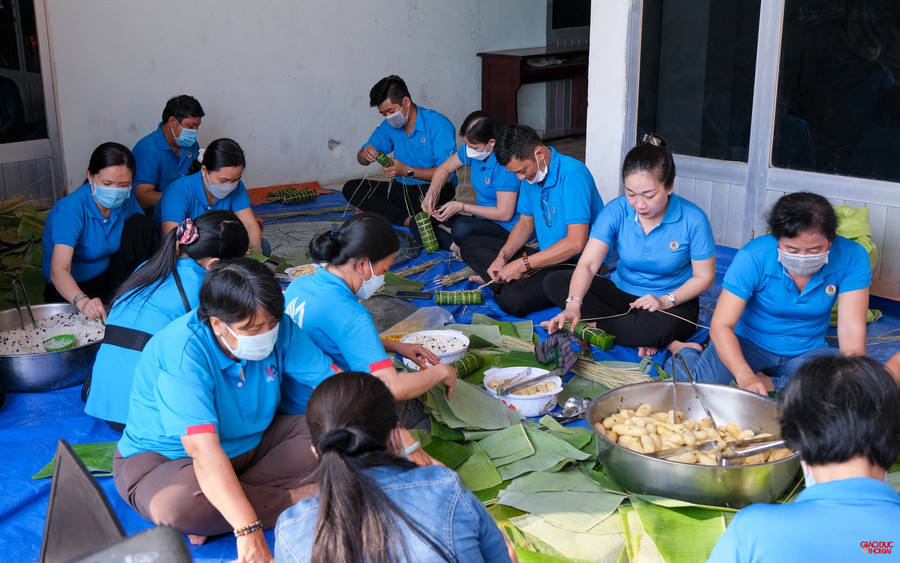 Một số giáo viên, công đoàn viên ở vùng ven thành phố cũng tranh thủ thời gian đến tham gia, san sẻ cùng tuyến đầu chống dịch.