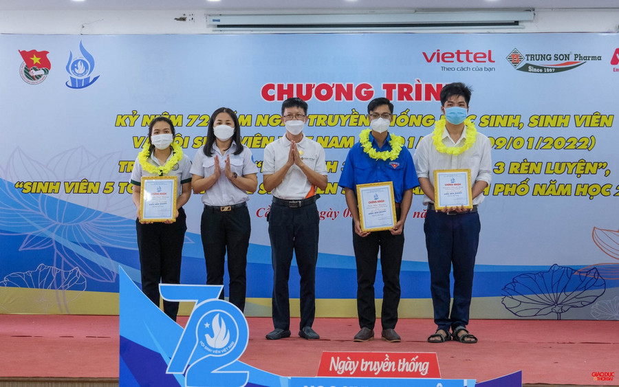 Đồng chí Lư Thị Ngọc Anh, Bí thư Thành đoàn cùng đơn vị tài trợ trao trao chứng nhận học bổng “Ước mơ xanh cho sinh viên Cần Thơ”