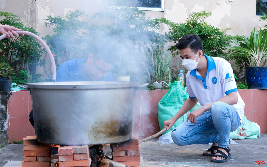 Thầy cô giáo nhiệt tình tham gia gói bánh.